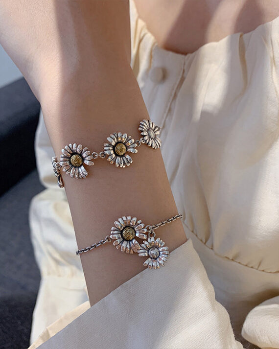 Boutique Silk Sterling Silver Little Daisy Charm Bracelet